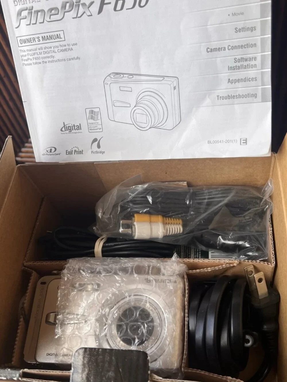 Fujifilm FinePix F650 Digital Camera W 2 Batteries -Cords -Charger -Manual -Box